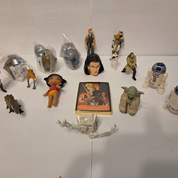 16 Star Wars Collectables as shown - Picture 1 of 5